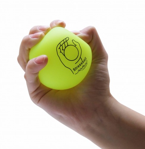 Różowa piłeczka antystresowa STRESSBALL trzymana w dłoni – ćwiczenia relaksacyjne.